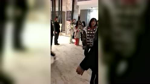 摸胸吃奶视频,引发社会热议的育儿争议