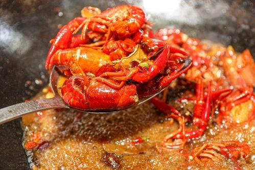 吃小龙虾视频,辣味十足！一起探秘小龙虾美食之旅