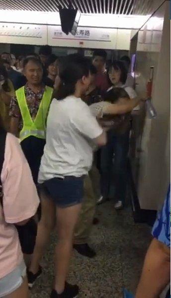 地铁上的咸猪手视频,公共场所安全与文明引关注