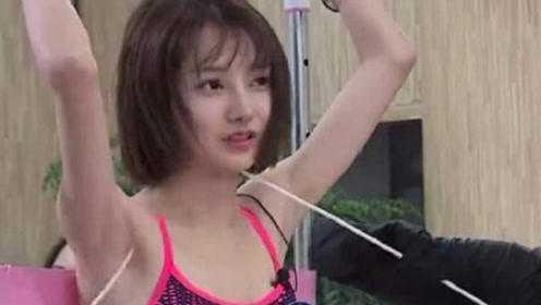 女生挠痒痒视频,女生娇羞瞬间，萌态十足