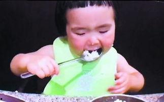 小女孩吃饭视频,可爱小女孩快乐用餐瞬间