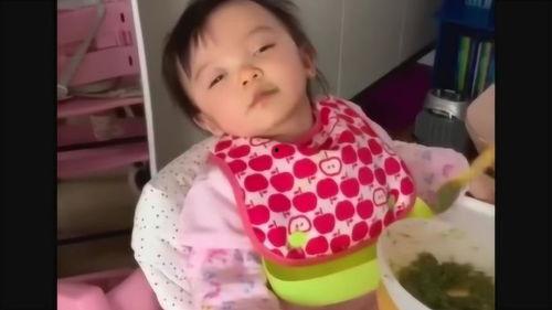 小女孩吃饭视频,可爱小女孩快乐用餐瞬间