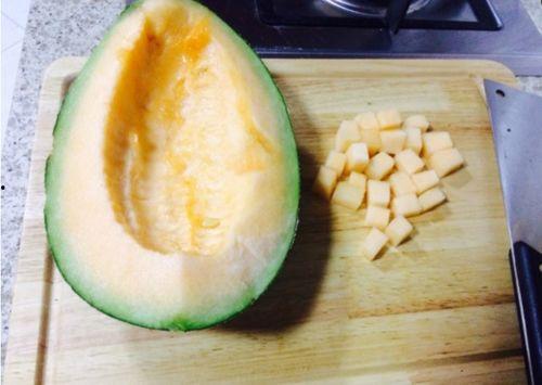 黑妹吃哈密瓜图片真实大全,真实捕捉甜蜜时光