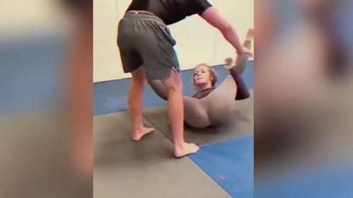 男女摔跤视频,激情碰撞！男女摔跤精彩对决瞬间回顾