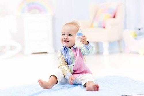 小宝宝喝奶粉视频,温馨育儿日常记录