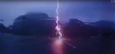 闪电视频,惊悚轮回，恐怖阴影下的宿命对决