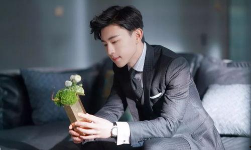 吃瓜爆料邓伦彭小苒,吃瓜群众热议恋情真相