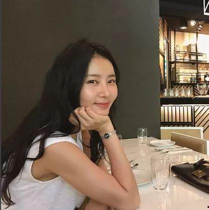 王俪丁写真视频,光影交织下的魅力瞬间